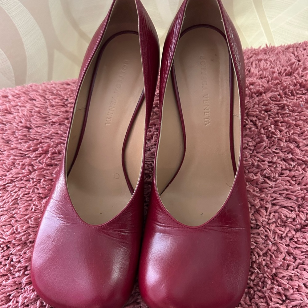 Vibrant red High Heels with Smooth Leather and Rounded Toe